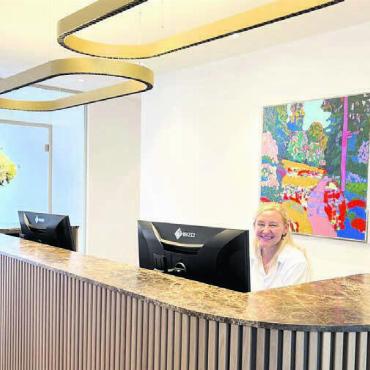Das ganze Spektrum moderner Zahnmedizin - Dentalassistentin Doris Vock im neuen, grosszügigen Empfangsbereich.