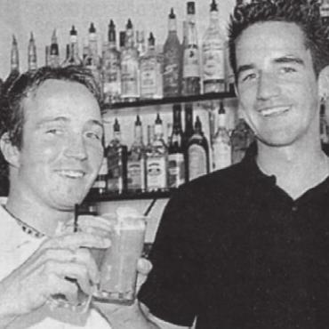«Welle» kommt nach Muri - Hans-Peter Budmiger (links) und Jörg Schenk eröffnen die Cafébar «Wave» in Muri. Bild: Archiv