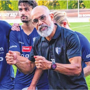Glücksbringer Shahini - FCW-Trainer Piu emotional nach dem Schlusspfiff. Bilder: Stefan Hotz