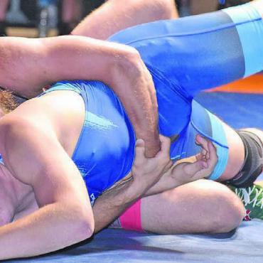 Herausforderung gemeistert - Magomed Ayskhanov (oben, im Duell gegen Oberriet-Grabs) lässt auch gegen Kriessern nichts anbrennen. Bild: wr