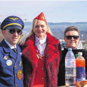 Gemeinsam zu mehr Grün - Fasnachtsaufgabe erfüllt: Ehrenschwänzer Rolf Mettier servierte mit Zeremonienmeisterin Claudia Gratwohl (rechts) und Flugbegleiterin Brigitte Koch den Apéro.