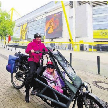 Mit Regen umso spezieller - Am Ziel: Nadin und Nora Leuthold mit ihrem Lastenrad vor dem Signal-Iduna-Park in Dortmund  dem Ziel ihrer Veloreise.