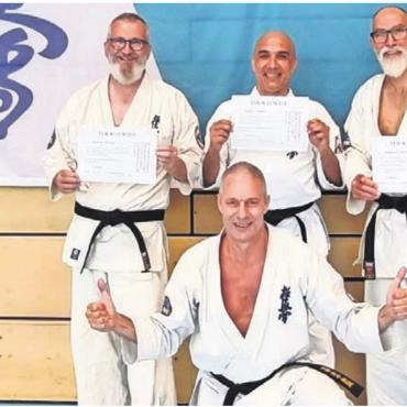 Grosser Erfolg im Dreierpack - Freuen sich über die bestandene Prüfung (von links): Roland Konrad, Ciprian Tantu und Erich-Andreas Bürgisser gemeinsam mit Dojoleiter Raphael Gauch vom Karate-Club Wohlen (vorne). Bild: zg