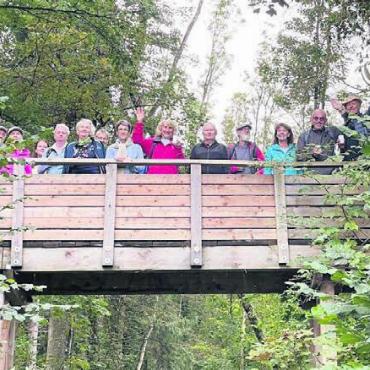Viel Wissenswertes erfahren - Bei der Rast auf der Brücke auf Fi-Gö-Gebiet entstand das Gruppenbild Bild: zg