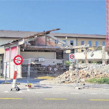 Da fehlt doch was - Der einsame Basketballkorb an der Rückwand erinnert daran, dass hier einmal eine Turnhalle stand. Bild: chh