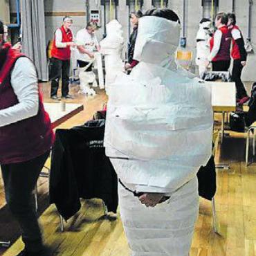 Der Spass kommt nicht zu kurz - Wer fabriziert am schnellsten und besten eine Mumie aus WC-Papier?