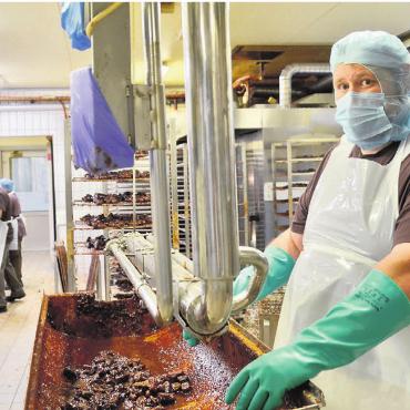 Chilbi-Duft zieht um - Noch produzieren Stefan Fust und sein Team die süsse Köstlichkeit in Rottenschwil. Bilder: Thomas Stöckli