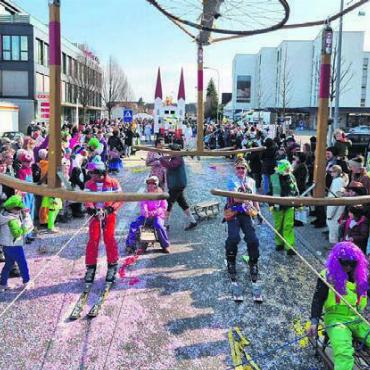 Kreativität und Lebensfreude - Skifahren bei frühlingshaften Bedingungen im Klosterdorf.