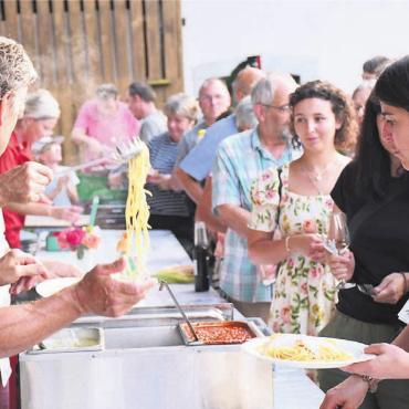 Die Gemeinsamkeit zelebriert - Beim Nachtessen brauchte es Geduld, bis der Nachschub dann im Angliker Unterdorf angekommen ist.