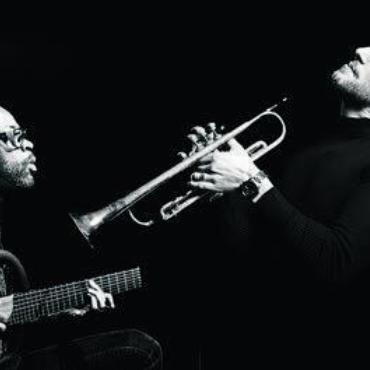 Bei gutem Wetter im Garten - Zwei Jazzgrössen an einem Konzert: Lionel Loueke (links) und Philip Dizack. Bild: zg