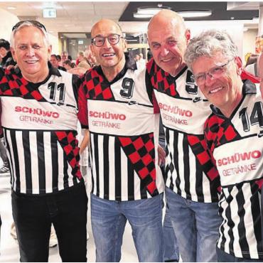 Die Freundinnen jubeln - Teile der Aufstiegsmannschaft von 1989. Von links: Thomas Schmid, Urs Müller, Martin Matter, Peter Ulrich, Hansi Koch und Hanspeter Weisshaupt (damaliger Präsident).    Bild: Stefan Sprenger