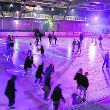 Ausgelassene Stimmung - Die Eisdisco ist bei den Jugendlichen sehr beliebt und ein Highlight im Winter. Bild: zg