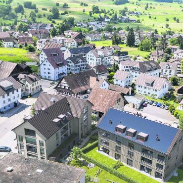 Wohnraum anstelle alter Fabrik - Die beiden Gebäude im Vordergrund entstehen in den nächsten Monaten mitten in Boswil. Bilder: Annemarie Keusch / zg