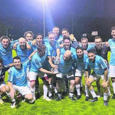 Erfolg für Freiämter Starensemble - Grund zum Jubeln: Die Senioren des FC Muri sind Meister. Bild: zg