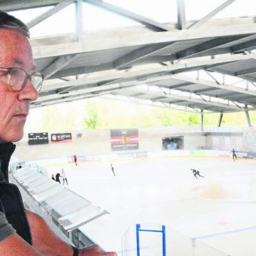 Eissport am Leben erhalten - Wenn Urs Meier den Eisläufern und Eisläuferinnen zuschaut, verspürt er einen gewissen Stolz. Er hat viel zur Rettung der Eisbahn beigetragen. Bild: Chregi Hansen