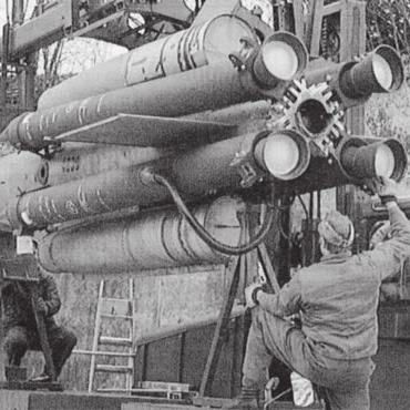 Ende der letzten Boten des Kalten Krieges - Die Fliegerabwehr-Rakete wird aus dem Bunker gefahren. Bild: Archiv