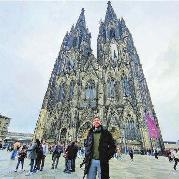 Der Freiämter Turm beim Dom - Für einmal ist Laurent Zoccoletti (2,03 m) nicht der Grösste. Der Freiämter vor dem Kölner Dom. Bild: zg