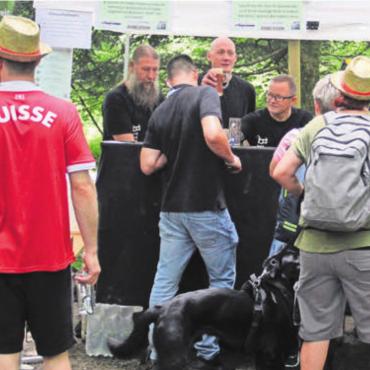 Ein Prost auf diesen tollen Tag - Grossandrang beim Stand der «Bier Vibration» aus Wohlen.