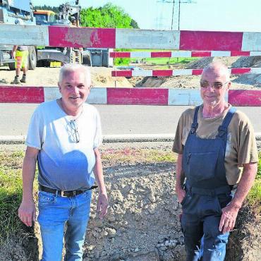 Zugang zum Züriwasser sichern - Heinz Schmidmeister (links), Präsident Vereinigte Wasserversorgung Oberlunkhofen-Arni-Islisberg, und Brunnenmeister Fredi Humbel zeigen, wo die Islisbergstrasse noch gleichentags mittels Spülbohrung gequert wurde. Bilder: Thomas Stöckli