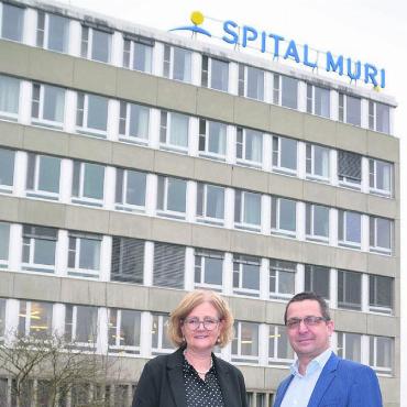 «Natürlich ist Traurigkeit spürbar» - Stiftungsratspräsidentin Sabina Rüttimann und Spital-CEO Daniel Strub sehen das Spital Muri in einer zentralen Rolle im Gesundheitsnetz der Region Freiamt – im ambulanten wie im stationären Bereich. Bild: Thomas Stöckli