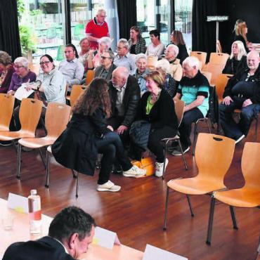 Optimal für die Zukunft eingestellt - Die anwesenden Mitglieder erhalten einen ausführlichen Rückblick der Spitex Freiamt. Bild: Monica Rast