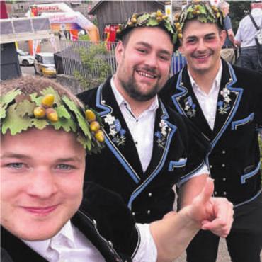 «Schönster Tag im Schwingerleben» - Drei Kränze für «Sarmi»: Pascal Joho und die Döbeli-Brüder. Bild: zg