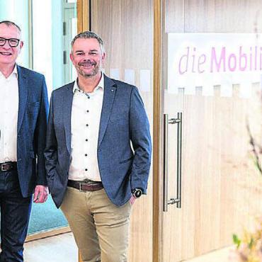 Neuer Standort für die Mobiliar in Wohlen - Generalagent Rolf Thumm und Verkaufsleiter Stephan Köpfli freuen sich, die Kundinnen und Kunden am neuen Standort willkommen zu heissen. Bilder: zg