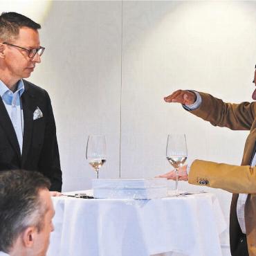 Treu – in der Ehe und beim Club - Heinz Spross (rechts) im Dialog mit Club-50-Präsident Simon Käch. Spross’ Auftritte in der Öffentlichkeit sind selten, entsprechend gross war die Freude. Bild: Annemarie Keusch
