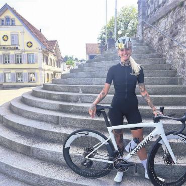 Verliebt in das Velofahren - Ihr Weg führte steil die Erfolgstreppe hoch. Debora Brunold in Wohlen, wo sie aufwuchs. Bild: Stefan Sprenger