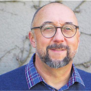 Die unerwartete Ehre - Peter Beeli freut sich darüber, dass sein Krimi «Tabliabue» bei den Kritikern gut ankommt. Bild: zg
