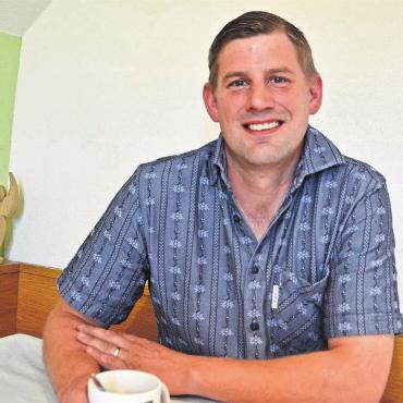«An den richtigen Stellen sparen» - Cyrill Gauch vertritt heute schon die Interessen seines Bauernstandes in verschiedenen Gremien. So präsidiert er den Verband Braunvieh Aargau. Bild: vaw
