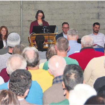 Mit und für die Region - Der Gemeinderat (v. l.) Thomas Rohrer, Renate Ballmer, Claudia Long, Gemeindeschreiber Ronny Wasmer, Stephan Gsell und Martin Iten waren gut vorbereitet, um Fragen des Souveräns beantworten zu können. Bilder: Sabrina Salm