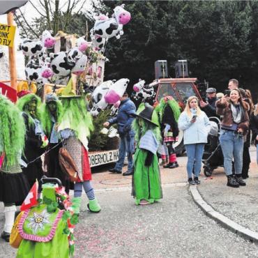 Wunderland im Freudentaumel - Immer wieder werden die Zuschauer am Strassenrand gebeten, Abstand zu den Fahrzeugen zu halten.