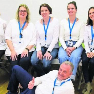 «Müssen Eltern perfekt sein?» - Das Organisationskomitee sucht wegen personeller Veränderungen Verstärkung (v. l): Mirjam Kölliker, Sylvie-Marie Nuc, Belinda Lowe, Renate Meyer, Raffaela Flory, Anja Frojo, Alessandra Loher und Immanuel Schäbe. Bild: zg