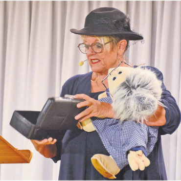 Dem Tod ins Gesicht lachen - Normalerweise tritt Karin Simon mit einer Band auf, in Niederwil hatte sie nur ihre Puppe Babette dabei. Diese übernimmt immer wieder eine wichtige Rolle im Programm. Bilder: Chregi Hansen