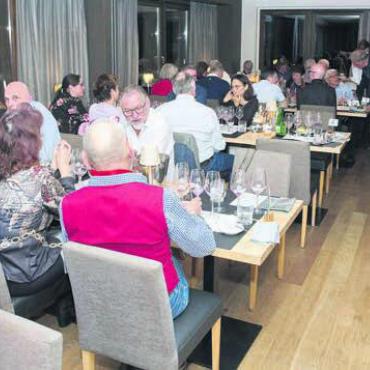 Wiege des Weinbaus in Europa - Die Freiämter Weinfreunde genossen ihr erstes «Wine & Dine» des Jahres in der «Linde» in Büttikon. Bild: zg