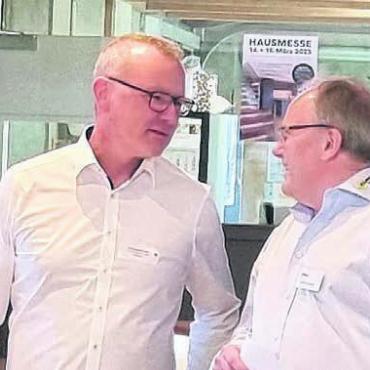 Den Nachwuchs im Fokus - Urs Beyeler, Präsident des Gewerbevereins (links), und Alois Odermatt, Chef von Käppeli Parkett, freuten sich über das grosse Interesse am Neujahrsanlass.