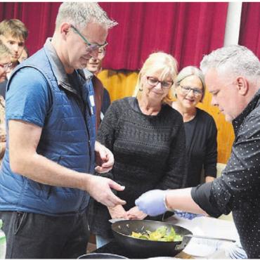 Beide Tanten hätten Freude - Lesung mit Essensdegustation: Peter Denlo lässt das Publikum erst ein feuriges Tofu und später einen würzigen Fleischsalat kosten.