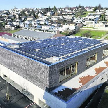 Fördergelder für Sport und Solar - Fördergelder willkommen: Die neue Sporthalle Hofmatten ist seit etwas mehr als zwei Jahren in Betrieb – und bei Schulen und Vereinen beliebt. Bild: pd