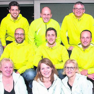Zum Jubiläum nur das Beste - Wollen den Sportlern und Helfern zum Jubiläum etwas Besonderes bieten: das OK des Reusslaufs (Hintere Reihe, von links) mit Marco Gut, Stephan Gut, Markus Wertli. Mittlere Reihe: Kandid Müller, Raphael Budmiger, Beat Nietlispach. Vordere Reihe: Manuela Honegger, Claudia Donzé, Sibylle Gut. Es fehlen: Maya Müller, Thomas Nussbaumer, Lisa Budmiger. Bild: zg