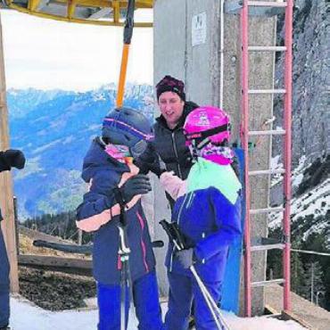 Schnee aus dem Schattenloch - Andreas Wymann bei der Arbeit und Gästebetreuung.