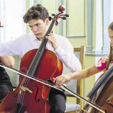 Begeistert Jung und Alt - Teilnehmer spielen im Refektorium des Klosters ihr Abschlusskonzert. Bild: zg