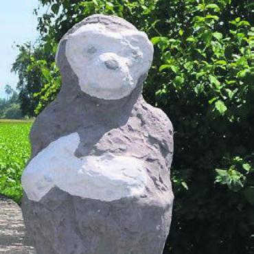 Kunst der Gegensätze - Auf der rechten Seite der Brücke schaut einem eine Affenskulptur entgegen.