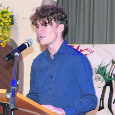 Gemeinsam vorwärtsgehen - Festredner Eric Wermelinger ist im Dorf bestens vernetzt. Der junge Mann nahm das Publikum mit auf eine Zeitreise. Bilder: Stefan Treier