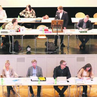 Nun droht der Leistungsabbau - Der Gemeinderat (unten) wird bei der Revision des Budgets 2024 ziemlich gefordert sein. Der Einwohnerrat – die Spitze des Parlaments (oben) – hat der Regierung Vorgaben gegeben, wie der Voranschlag auszusehen hat. Bild: Stefan Sprenger