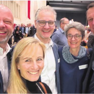 Ein Bild voller Zuversicht - Vom historischen Moment ein Selfie gemacht (v. l.): Olivier Parvex, Sonja Isler-Rüttimann, Thomas Geissmann, Claudia Hauri und Roland Vogt. Bild: Olivier Parvex