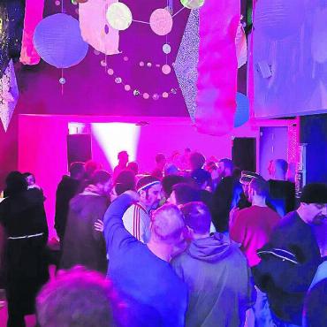 Ausverkauftes Wollschwein - Im Foyer des Chappelehof-Saals war mal mehr und mal weniger los. Bild: zg