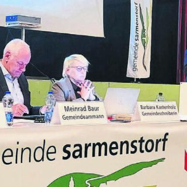 Weil Kinder die Zukunft sind - Sie hatten die grosse Mehrheit der Stimmbürger hinter sich (von links): Vizeammann Magnus Döbeli, Gemeindeammann Meinrad Baur, Gemeindeschreiberin Barbara Kastenholz und die Gemeinderäte Fabian Kallen, Nadine Baur und Ramon Winterberg. Bild: Chregi Hansen