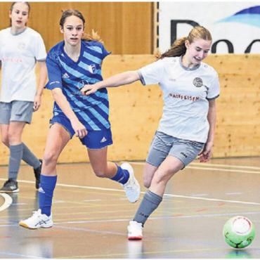 1000 Mal jubeln - Die FF14-Juniorinnen des FC Wohlen (in Blau) mussten sich im Final gegen Turgi geschlagen geben. Das Hallenturnier war mit vielen Emotionen verbunden. Bild: jl