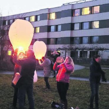 Spuren hinterlassen - Der grosse Moment: Rund 100 Himmelslaternen lassen die Mitarbeitenden an diesem Abend starten – welch eindrückliches Bild. Bilder: Chregi Hansen